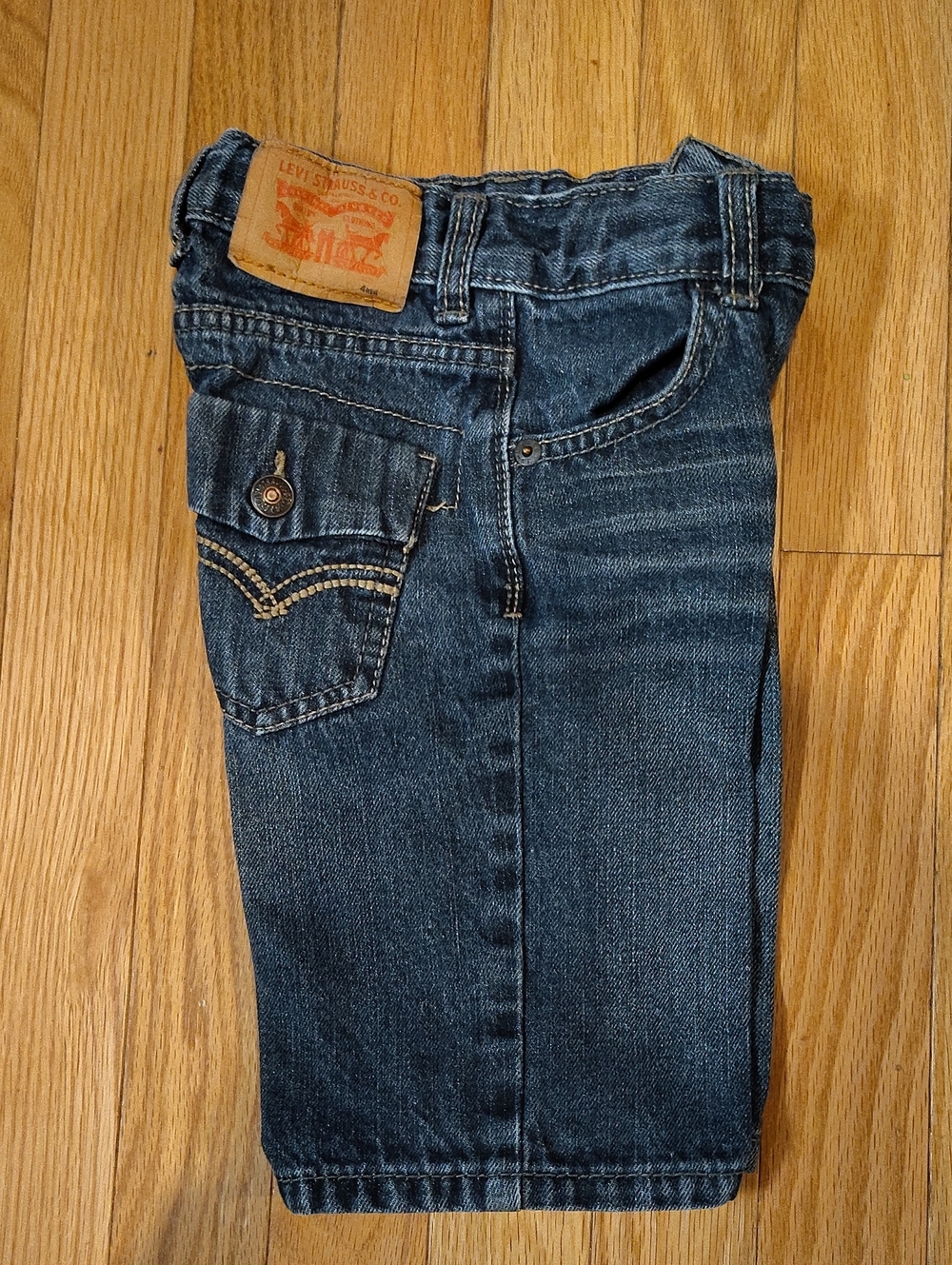 Levi's by Indigo Straight-Leg Shorts. Size 4. Worn 3 or 4 times. Looks New.